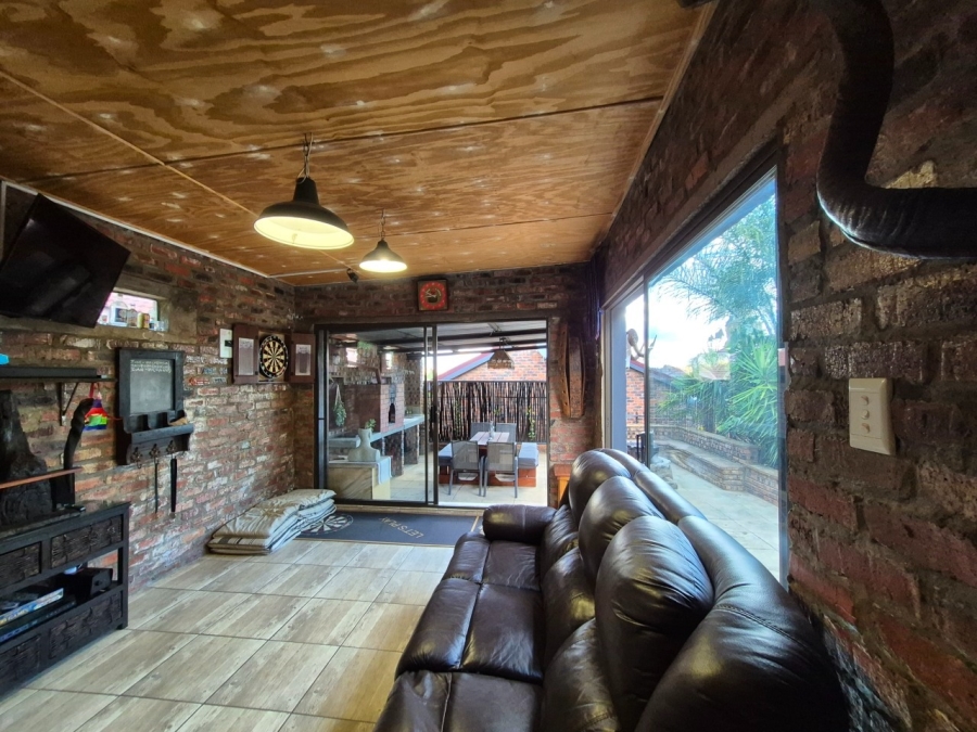 5 Bedroom Property for Sale in Langenhovenpark Free State